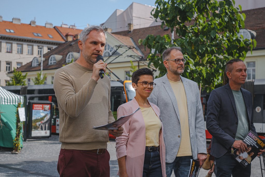 Piráti předložili Sněmovně plán na skutečné úspory pro 90 % českých rodin. Těm by zůstalo ročně až 35 tisíc navíc