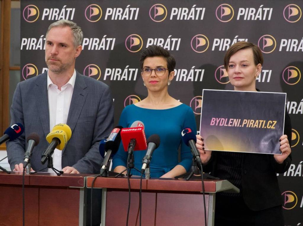 Prevence ztráty bydlení je levnější než řešení jejích dopadů, říkají Piráti. Vláda přesto osekává zákon o podpoře bydlení