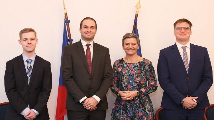 Ministerstvo financí podalo Evropské komisi zavádějící informace o nedovolené podpoře Karbon Investu, upozornil Lukáš Černohorský evropskou komisařku
